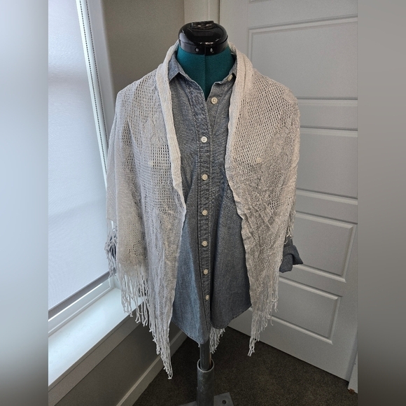 BOHO WHITE CROCHET STYLE TRIANGLE SHAWL WRAP FLORAL FLOWERS FRINGE EDGE WOMEN OS - Picture 2 of 11